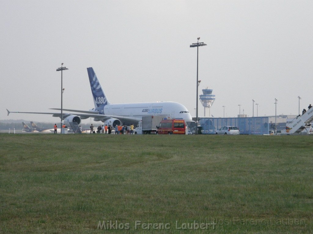 Warten auf den Airbus 380 Koeln Bonn P330.JPG